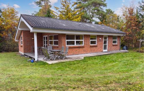 Eg2 Bedroom Pet Friendly Home In Knebel的一座红砖房子,在院子里设有野餐桌