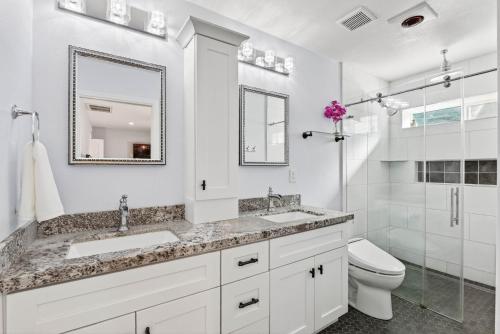 斯科茨North Scottsdale Escape with Pool, Close to Golf的带水槽和马桶的白色浴室