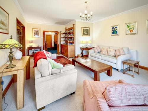 CarronbridgeにあるTownhead Millのソファ2つとテーブルのあるリビングルーム