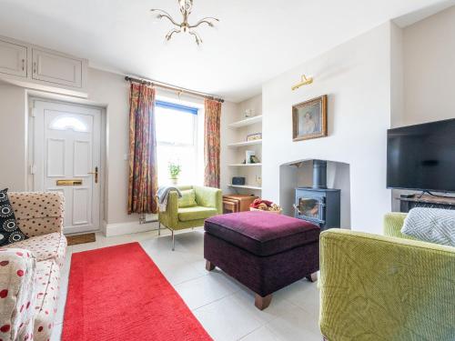 Easton on the HillRed Kite Cottage的带沙发、椅子和电视的客厅