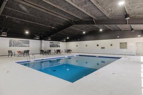 La alberca dentro o cerca de Walk to Landing and convention center beautiful