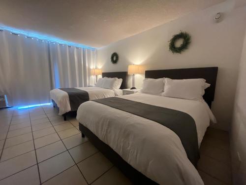 une chambre d'hôtel avec deux lits et une fenêtre dans l'établissement A Homie Getaway! Double Bed Studio with a VIEW, à Honolulu