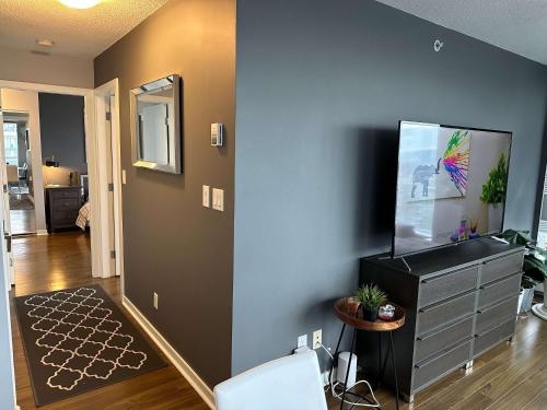 Μια τηλεόραση ή/και κέντρο ψυχαγωγίας στο Luxury Condo with a Sauna Pool Jacuzzi & View