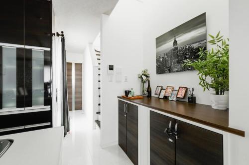 Un baño con lavabo y encimera con plantas en 临近京瓷大阪巨蛋大正地铁站jr环状线站全新別墅, en Wada