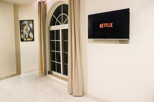 Μια τηλεόραση ή/και κέντρο ψυχαγωγίας στο Sunny & Spacious next to MM Alam road