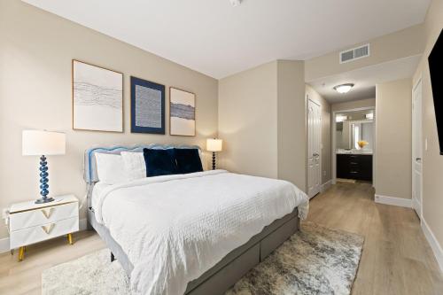 ein Schlafzimmer mit einem großen Bett mit blauem Kopfteil in der Unterkunft Great 2bd 2bath in MdR! Free parking and pool! in Los Angeles