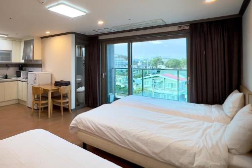 En eller flere senge i et værelse på The Blue Jeju