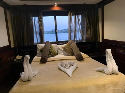 een bed met twee dierenkoppen en sokken erop bij الباخرة ريفر بوت نايل كروز in Caïro