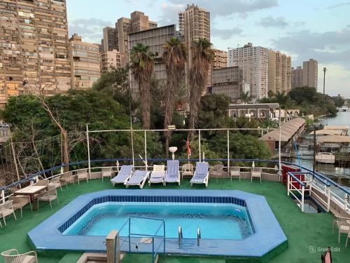 een zwembad op het dak van een gebouw bij الباخرة ريفر بوت نايل كروز in Caïro