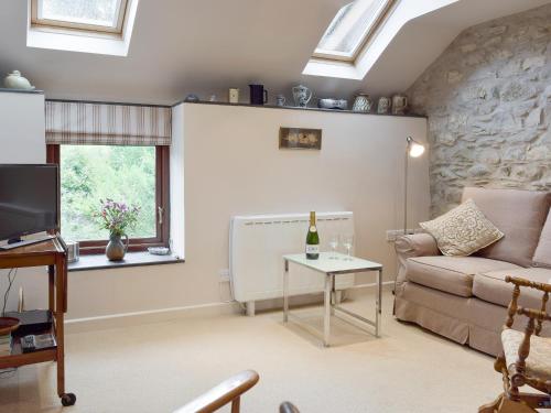 Henrys MoatにあるThe Stable - Hw7461のソファとテーブルのあるリビングルーム