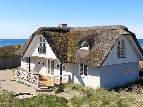 Cottage mit Strohdach am Strand in der Unterkunft 12 person holiday home in Hirtshals-By Traum in Hirtshals