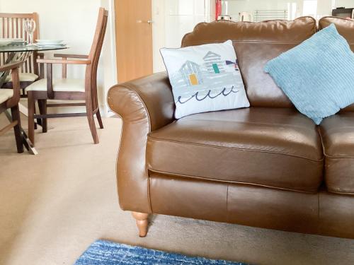 シャンクリンにあるLower Chine Apartmentのブラウンレザーのソファ(枕2つ付)