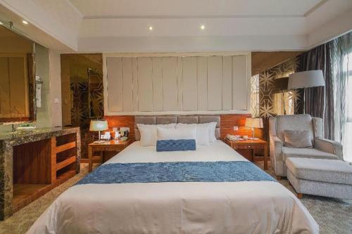 Ένα ή περισσότερα κρεβάτια σε δωμάτιο στο Ningbo East Shipu Hotel