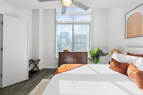 ein Schlafzimmer mit einem weißen Bett mit einem großen Fenster in der Unterkunft Modern Tempe Retreat Near ASU & Downtown in Tempe
