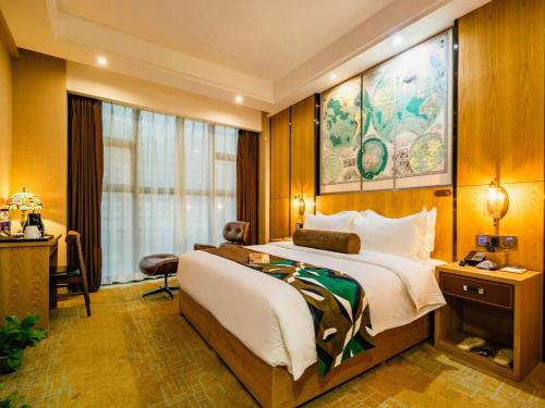 ein Hotelzimmer mit einem großen Bett und einem Fenster in der Unterkunft James Joyce Coffetel Xi'an Laochenggen Hongmiaopo Metro Station in Xi'an