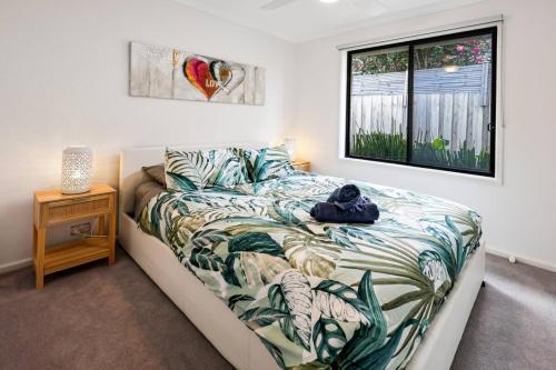 een slaapkamer met een bed en een raam bij Coastal Calm in Ocean Grove