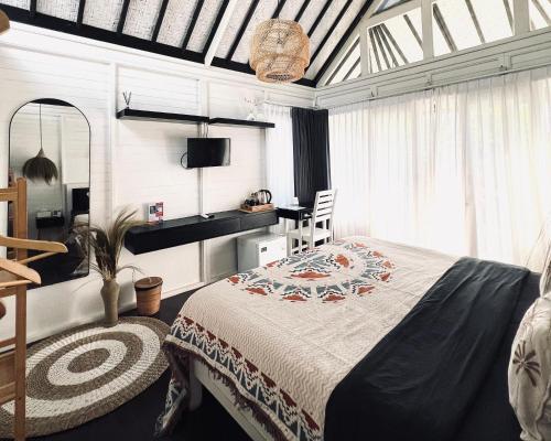 une chambre avec un lit, une table et une chaise dans l'établissement Bingin Sun & Moon Villas, à Bingin Beach