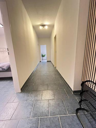 pasillo con suelo de baldosa en una habitación en M&K Homes Unterkunft bei Lübeck, en Selmsdorf