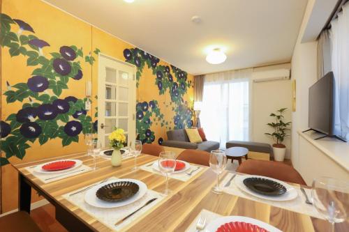 a living room with a table and a dining room at Real Stay Tokyo Bay ,Funabashi in Funabashi