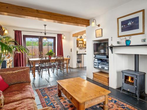 Saint FlorenceにあるWorthy Houseのソファと暖炉のあるリビングルーム