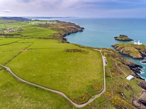 een luchtzicht op een weg naast de oceaan bij Lighthouse Watch in Saint Nicholas