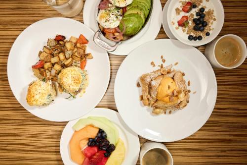 un grupo de platos de comida sobre una mesa en Hotel Effie Sandestin Resort, Autograph Collection, en Destin