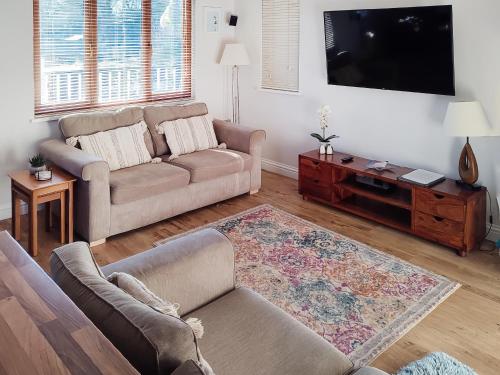 Una sala de estar con un sofá y un televisor de pantalla plana. en The Gallery, en Sewerby