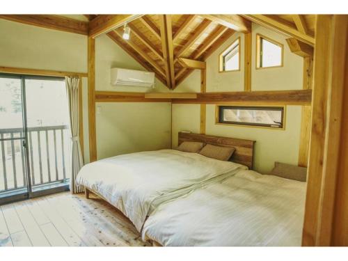 une chambre avec un grand lit dans une maison dans l'établissement Keiryusou - Vacation STAY 50707v, à Kinokawa