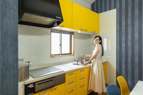 Η κουζίνα ή μικρή κουζίνα στο 民泊大森別邸, 一棟貸切3 bedrooms, Shimonada Station, Futami Seaside Park, 200 steps to the sea