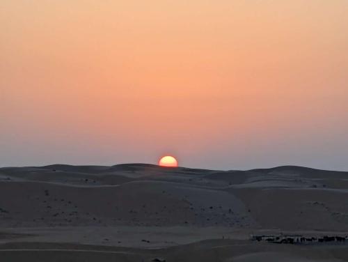 Východ nebo západ slunce při pohledu z kempu nebo okolí