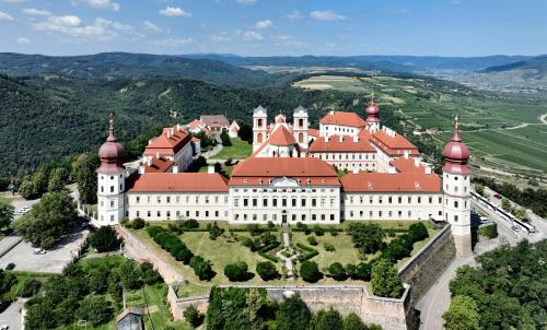 クレムス・アン・デア・ドナウにあるOase Krems - Perle der Wachauの赤い屋根の城の空中