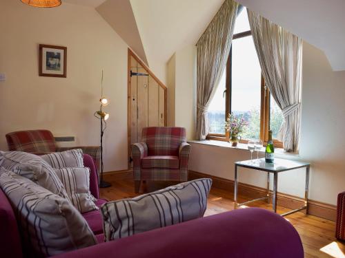 Henrys MoatにあるThe Granary - Hw7187のリビングルーム(ソファ2台、テーブル、窓付)