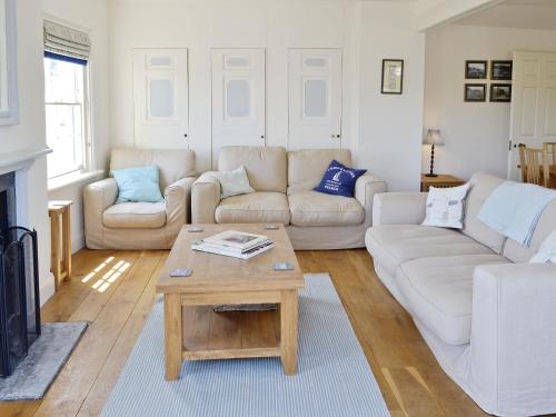ライム・リージスにあるThe Chatham - 30164のソファ2つとコーヒーテーブルのあるリビングルーム