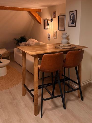 a wooden table and chairs in a living room at Wohlfühloase Goslar no 3 in Goslar