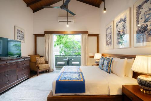 a bedroom with a large bed and a television at Luna Mews - Ward place in Meda-Ela