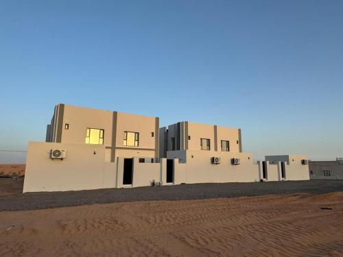 a building in the middle of the desert at Dune View Luxury Villas in Ḩawīyah