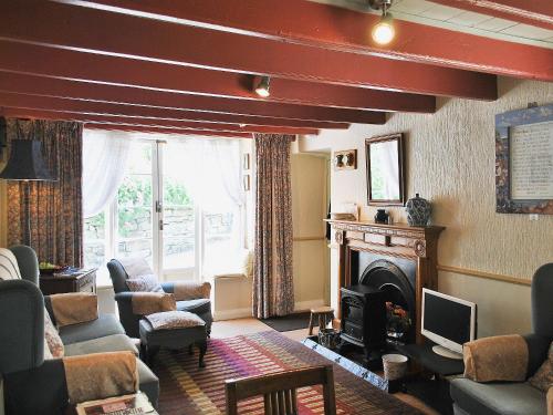 ein Wohnzimmer mit Sofas und einem Kamin in der Unterkunft Felicity Cottage in Staithes