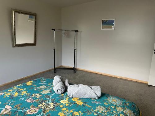 Una habitación con una cama con una toalla encima. en Mareva Kore, en Avarua