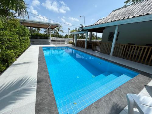 ランタ島にある3 bedroom & loft pool villa copacolantaの裏庭の青い水のスイミングプール