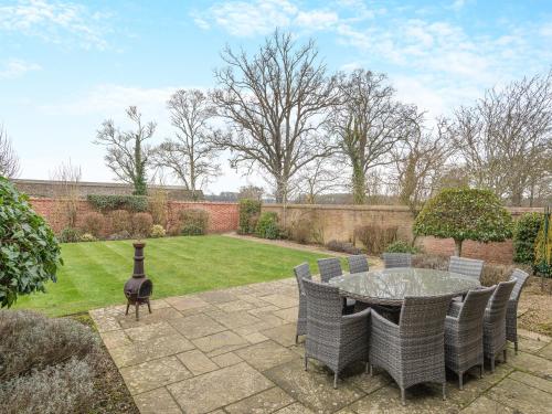 SculthorpeにあるKestrel Barn - Culの庭園内のパティオ(テーブル、椅子付)
