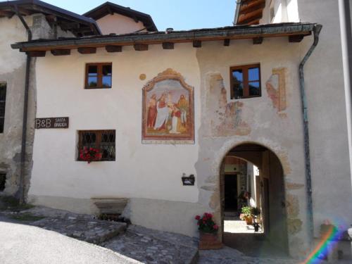 a building with a painting on the side of it at B&B Santa Brigida in Santa Brigida
