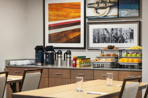 Kuchyň nebo kuchyňský kout v ubytování Courtyard by Marriott Portland Downtown/Waterfront