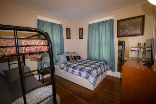 Ένα ή περισσότερα κρεβάτια σε δωμάτιο στο Cozy Apartment in Artsy Westville New Haven