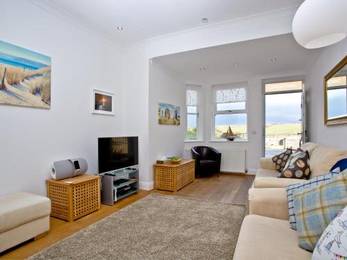 TV a/nebo společenská místnost v ubytování Quay House, Porth Beach
