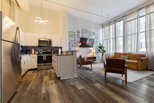 an open kitchen and living room in a apartment at Indy Urban Nest - Sleeps 8 - Skywalk Access - Convention Center - Stadium in Indianapolis