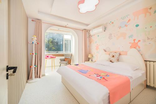 Un dormitorio con una cama grande con una pared de Hello Kitty. en 青岛旺莎主题民宿, en Qingdao