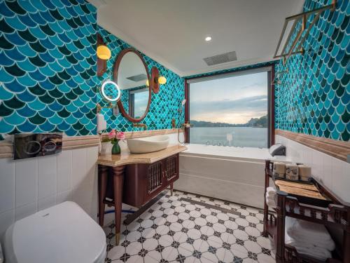 ein Badezimmer mit Toilette, Badewanne und Waschbecken in der Unterkunft L'amour Cruise Halong 2 in Hạ Long