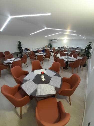 a dining room with tables and chairs and tablesktop at شقق رويال العلا الفندقية in AlUla