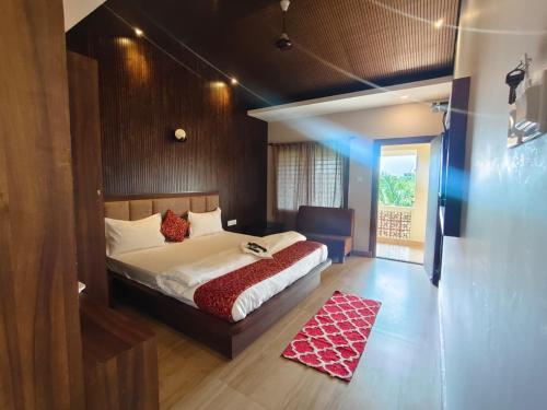 Un dormitorio con una cama grande y una ventana. en Xylem Sea Side Resort, en Puri