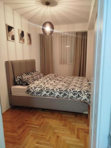 ein Schlafzimmer mit einem Bett in einem Zimmer in der Unterkunft Apartment Angeleski in Bitola